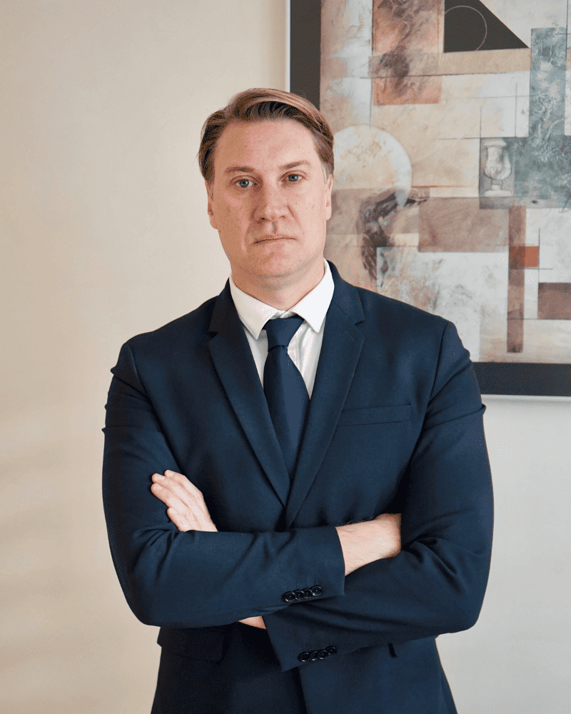 hombre con traje en despacho de abogado Martinez Vidal mirando fijamente a la camara